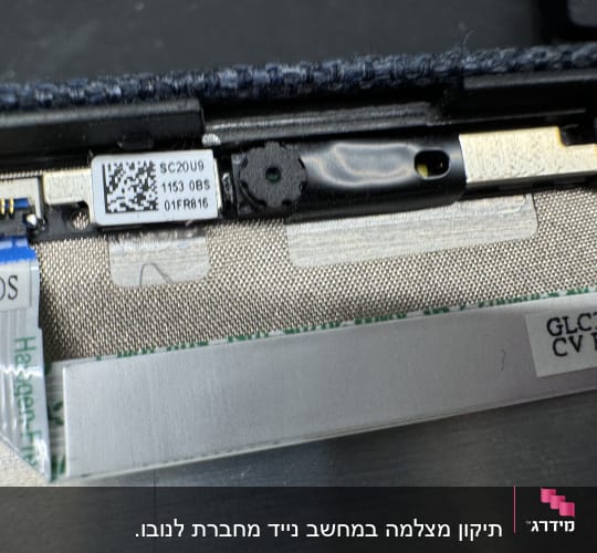 חיבורי כבלים ומדבקות על רכיב מחשב
